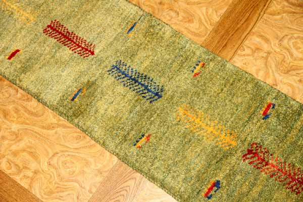 グリーン色あがりかまちギャッベシラズ56000、サイズ:122x41cm(フサ含まず)