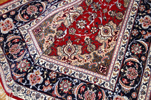 ペルシャ伝統のイスファハン町カーペット99432レッドカーペット、イラン絨毯、サイズ:241x155cm(フサ含まず)