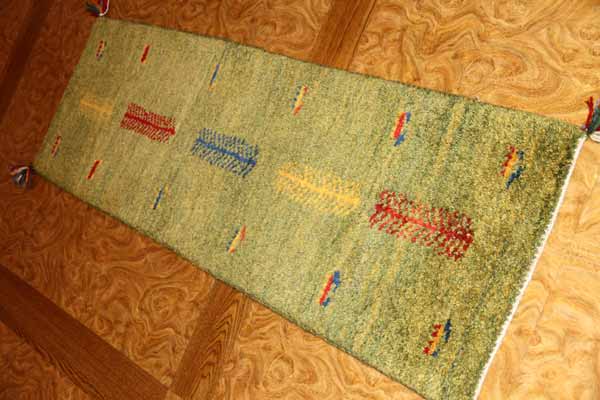 グリーン色あがりかまちギャッベシラズ56000、サイズ:122x41cm(フサ含まず)