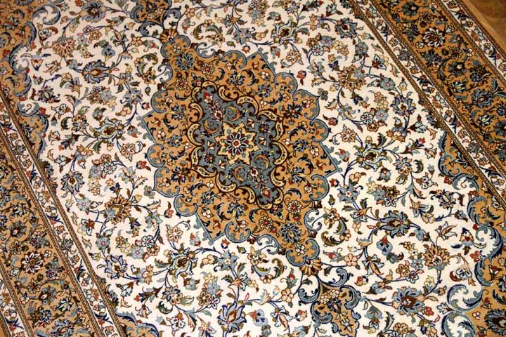 伝統的なメダリオンデザイン、カシャーンシルクペルシャ絨毯49085、サイズ:150x101 CM