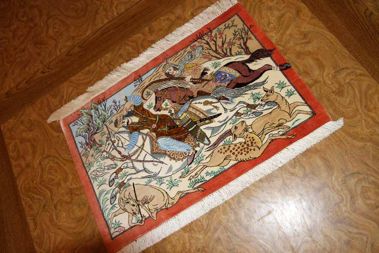 ペルシャ絨毯クムシルク小さいハンティング模様50014、サイズ:61x40 CM