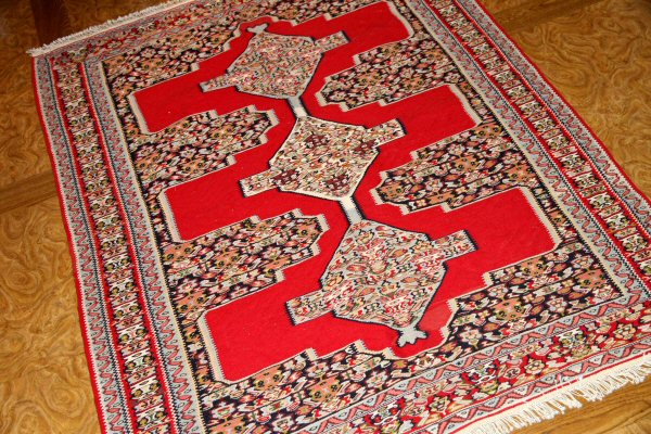 赤いキリムのセネ高級品質センターラグ146000,サイズ:153x125cm(フサ含まず)