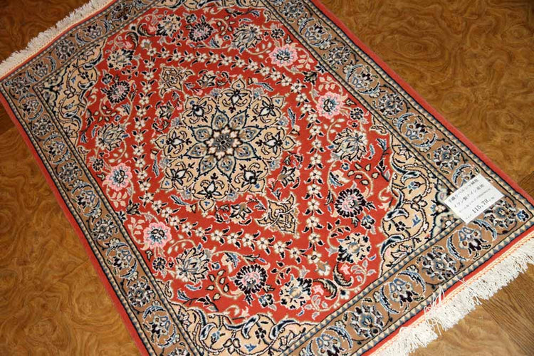 とても珍しい色彩の手織りペルシャ絨毯ナイン産43139、サイズ:115x78 CM