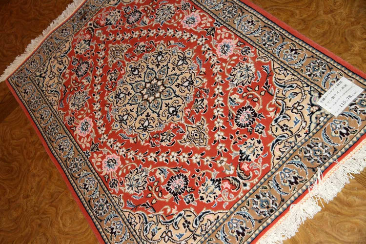 とても珍しい色彩の手織りペルシャ絨毯ナイン産43139、サイズ:115x78 CM