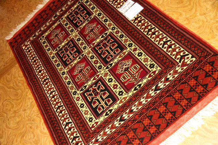 トライバルデザインの手織りペルシャ絨毯トルケマン産27604、、サイズ:122x85cm(フサ含ま)ず)