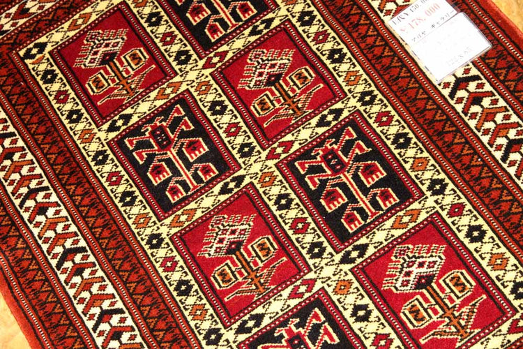 トライバルデザインの手織りペルシャ絨毯トルケマン産27604、、サイズ:122x85cm(フサ含ま)ず)