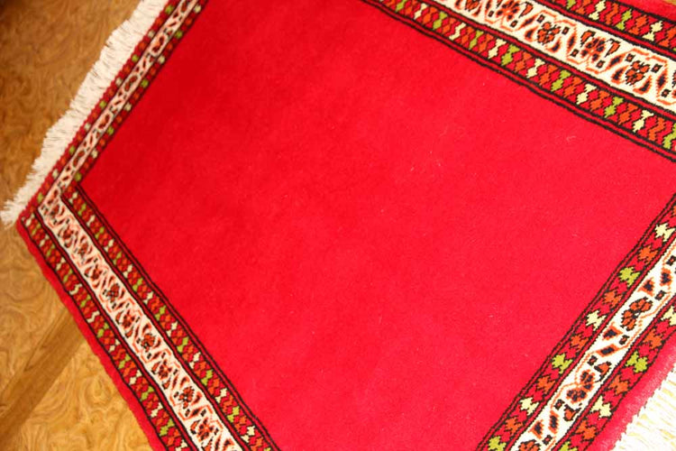 赤い色のトルケマン手織りペルシャ絨毯無地58556、サイズ:113x82cm(フサ含まず)