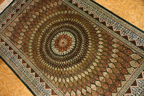 高級手織りペルシャ絨毯、センターラグシルクゴンバディー48080、サイズ:156x100cm(フサ含まず)