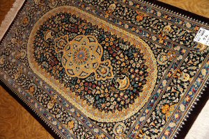 高級手織りペルシャ絨毯クムシルク48047 、工房:NASIIRI、サイズ:117x78、