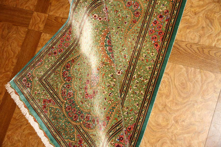高級手作りペルシャ絨毯クムシルクグリーン57008、green carpet silk、サイズ:121x76 CM