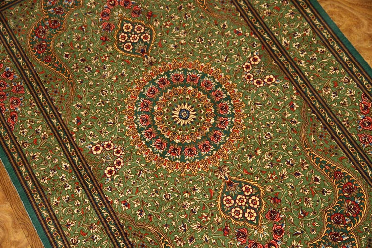 高級手作りペルシャ絨毯クムシルクグリーン57008、green carpet silk、サイズ:121x76 CM