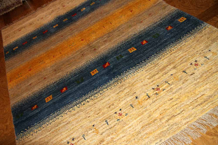 手織りペルシャギャッベの明るい色彩ソファー前ラグ19210、サイズ:204x147 CM (フサ含まず)