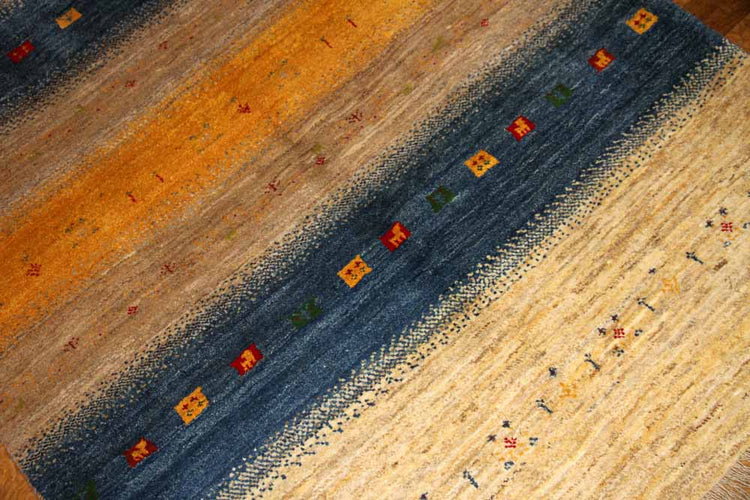 手織りペルシャギャッベの明るい色彩ソファー前ラグ19210、サイズ:204x147 CM (フサ含まず)
