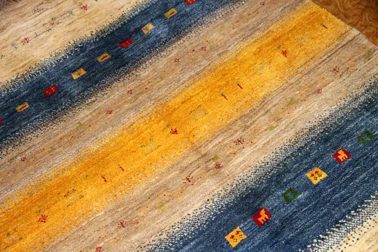 手織りペルシャギャッベの明るい色彩ソファー前ラグ19210、サイズ:204x147 CM (フサ含まず)