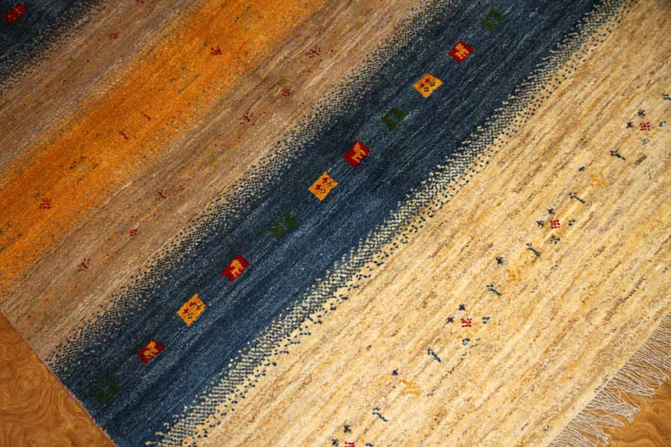 手織りペルシャギャッベの明るい色彩ソファー前ラグ19210、サイズ:204x147 CM (フサ含まず)