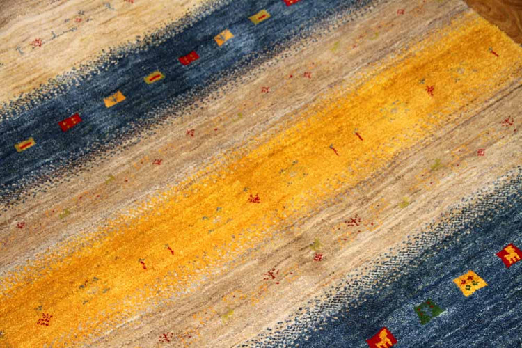 手織りペルシャギャッベの明るい色彩ソファー前ラグ19210、サイズ:204x147 CM (フサ含まず)