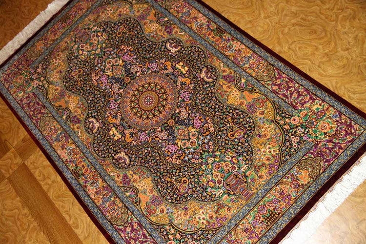 有名工房のジャムシディーセンターラグ、ペルシャ絨毯クム60027、サイズ:148x97 CM (フサ含まず)