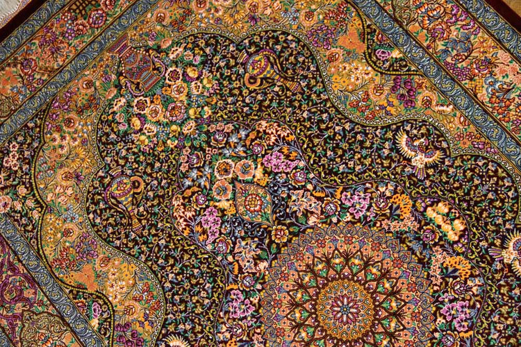 有名工房のジャムシディーセンターラグ、ペルシャ絨毯クム60027、サイズ:148x97 CM (フサ含まず)