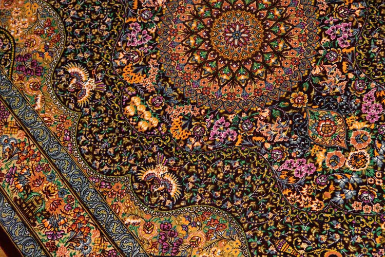 有名工房のジャムシディーセンターラグ、ペルシャ絨毯クム60027、サイズ:148x97 CM (フサ含まず)