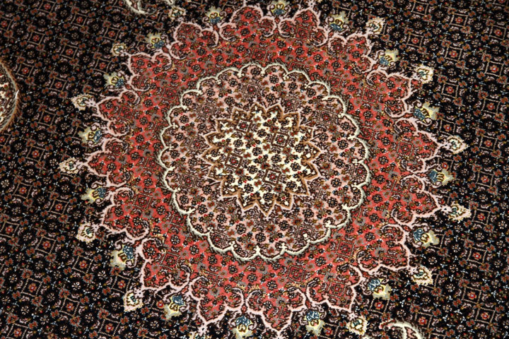 シックなペルシャじゅうたんタブリーズマヒ255412、サイズ:200x157cm(フサ含まず)