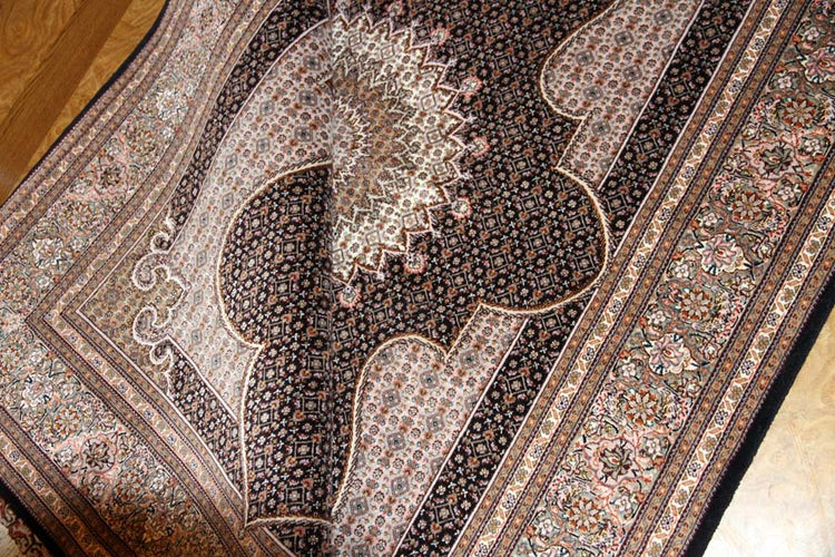とてもかっこいいデザインの手織りペルシャ絨毯57049、black carpet tabriz、サイズ:208x153cm(フサ含まず)