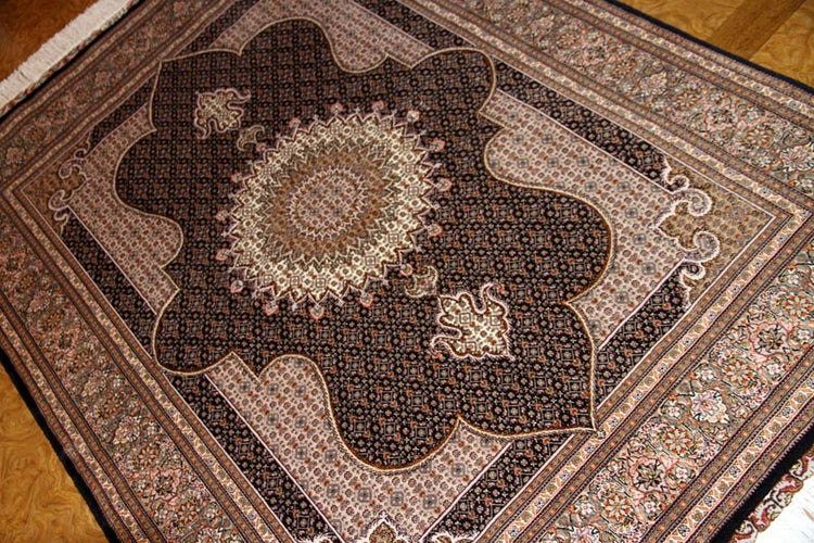 とてもかっこいいデザインの手織りペルシャ絨毯57049、black carpet tabriz、サイズ:208x153cm(フサ含まず)