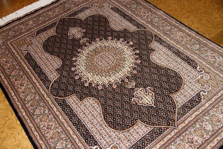 とてもかっこいいデザインの手織りペルシャ絨毯57049、black carpet tabriz、サイズ:208x153cm(フサ含まず)