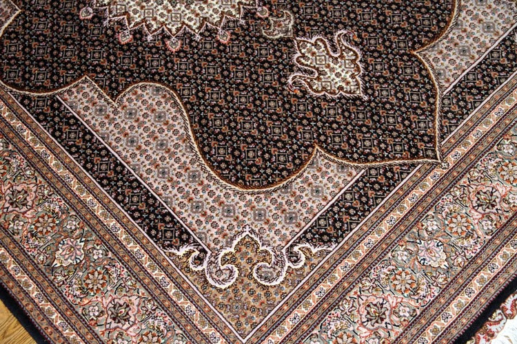 とてもかっこいいデザインの手織りペルシャ絨毯57049、black carpet tabriz、サイズ:208x153cm(フサ含まず)
