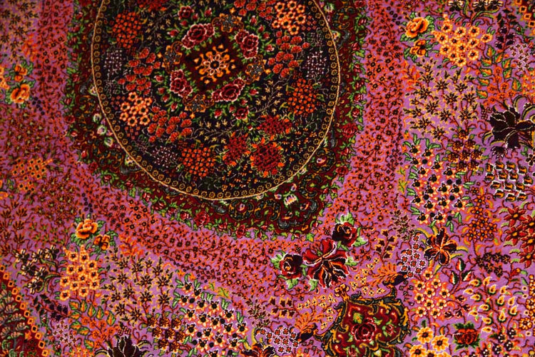 最高級シルクの手織りペルシャ絨毯センターラグ75125 サイズ:150x99 CM (フサを含まず)