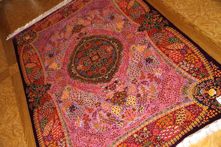 最高級シルクの手織りペルシャ絨毯センターラグ75125 サイズ:150x99 CM (フサを含まず)