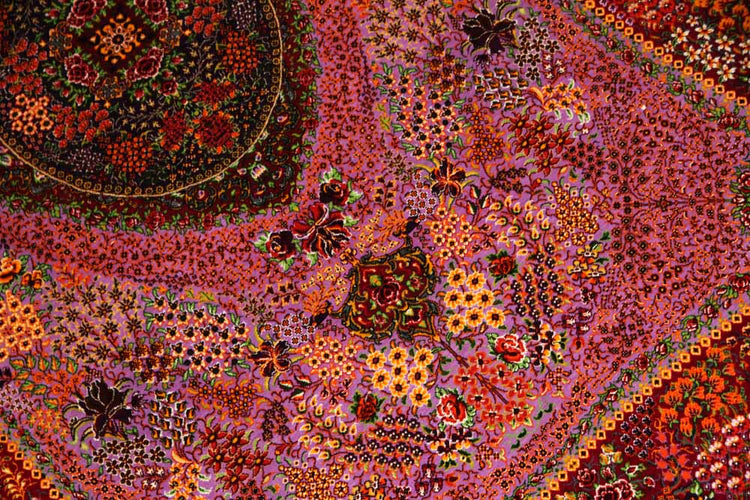 最高級シルクの手織りペルシャ絨毯センターラグ75125 サイズ:150x99 CM (フサを含まず)