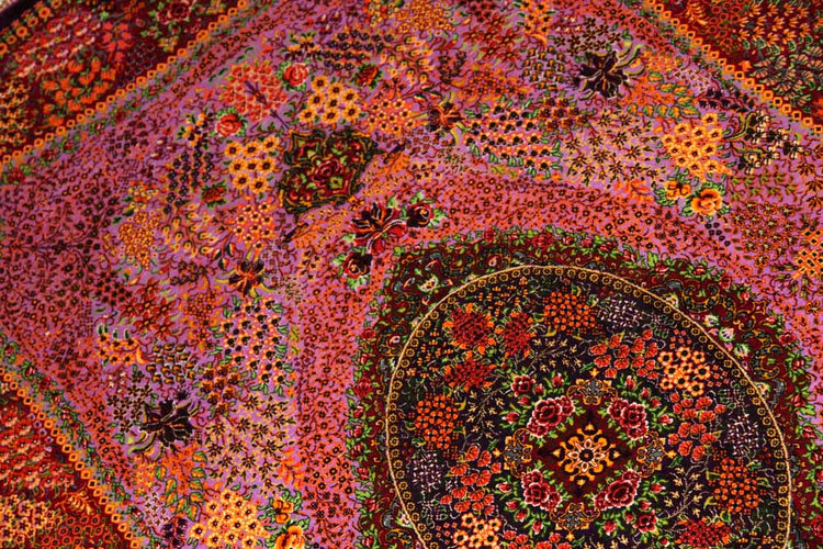 最高級シルクの手織りペルシャ絨毯センターラグ75125 サイズ:150x99 CM (フサを含まず)