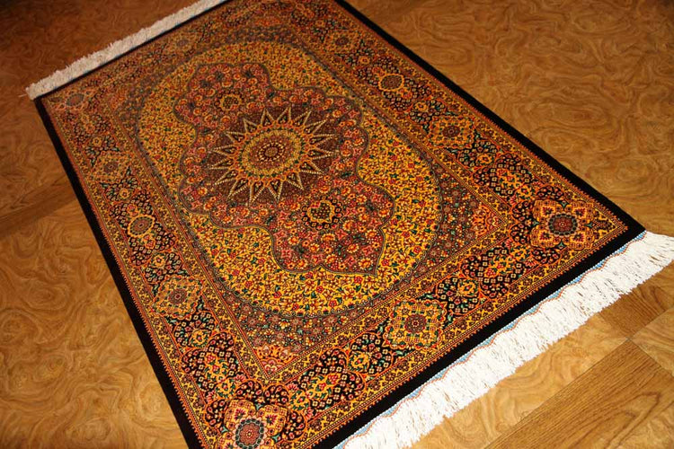高級手織りペルシャ絨毯クムシルクメダリオンデザイン247971、サイズ:121x79 CM