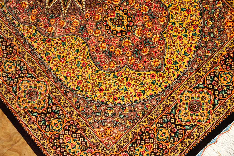高級手織りペルシャ絨毯クムシルクメダリオンデザイン247971、サイズ:121x79 CM