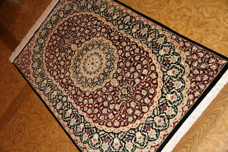 伝統的なペルシャ絨毯の模様クムシルク玄関マットメダリオンデザイン56076、サイズ:128x77 CM、