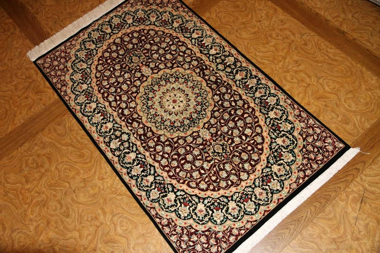 伝統的なペルシャ絨毯の模様クムシルク玄関マットメダリオンデザイン56076、サイズ:128x77 CM、
