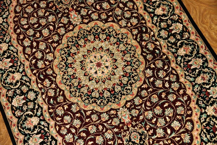 伝統的なペルシャ絨毯の模様クムシルク玄関マットメダリオンデザイン56076、サイズ:128x77 CM、