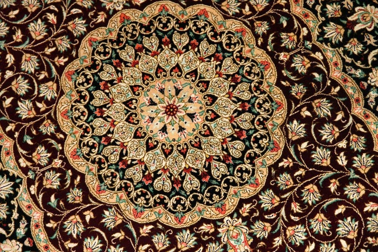 伝統的なペルシャ絨毯の模様クムシルク玄関マットメダリオンデザイン56076、サイズ:128x77 CM、