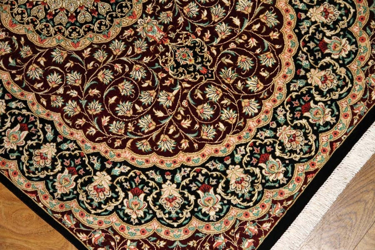 伝統的なペルシャ絨毯の模様クムシルク玄関マットメダリオンデザイン56076、サイズ:128x77 CM、