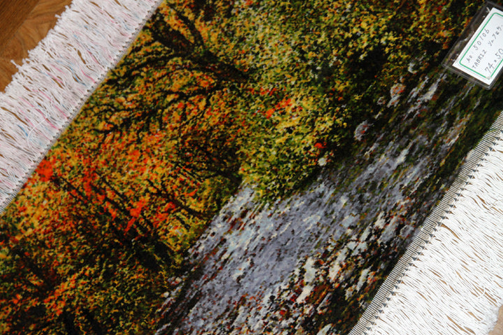 森の風景と川のピクチャー手織りタブリーズ絨毯50106、サイズ:74x50 CM(フサ含まず)