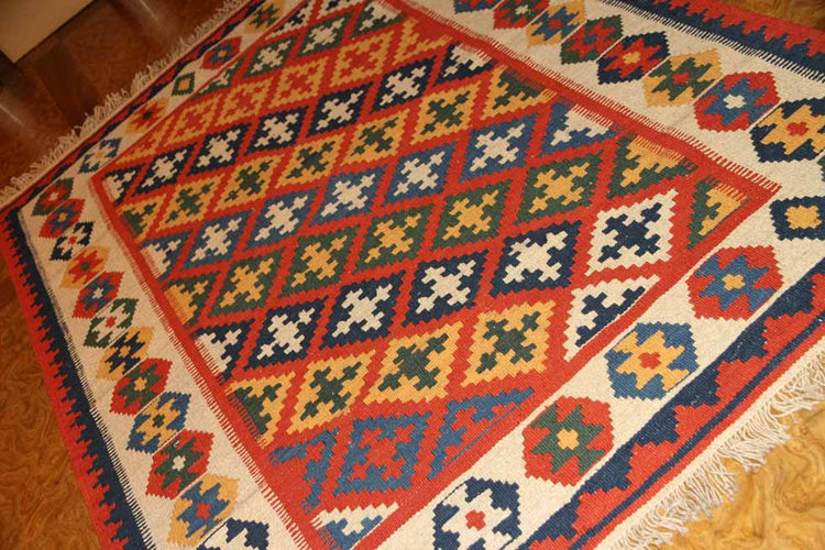 手織りシラズキリムのセンターラグウール65000、サイズ:173x122 CM(フサ含まず)
