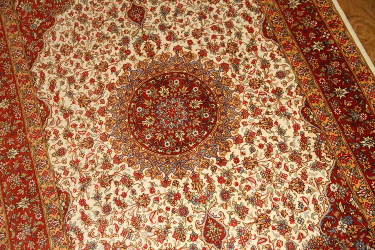 イラン製ペルシャ絨毯クムシルクのセンターラグ60026、ハンドメイドシルクカーペットサイズ:153x97 CM (フサ含まず)