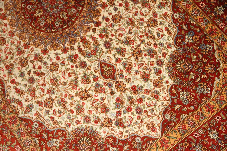 イラン製ペルシャ絨毯クムシルクのセンターラグ60026、ハンドメイドシルクカーペットサイズ:153x97 CM (フサ含まず)