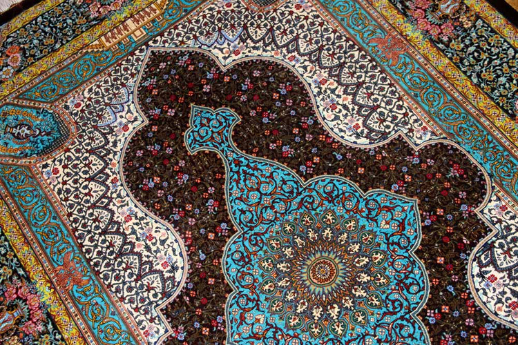 シルクのペルシャラグ高品質手織りイラン製絨毯60008、サイズ:195x134 CM (フサ含まず)
