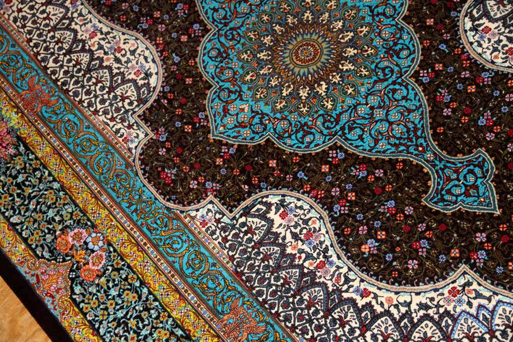 シルクのペルシャラグ高品質手織りイラン製絨毯60008、サイズ:195x134 CM (フサ含まず)