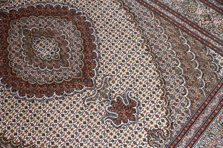 イラン輸入高級手織りペルシャタブリーズマヒ57056、KAMALOLMOLK工房、サイズ:208x154cm(フサ含まず)