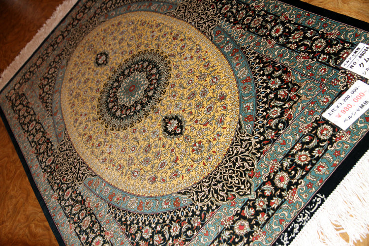 最高級手織りシルクのペルシャ絨毯イラン直輸入48044、サイズ:120x77cm、