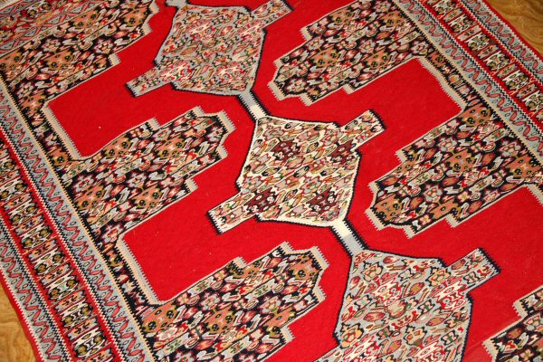 赤いキリムのセネ高級品質センターラグ146000,サイズ：153x125ｃｍ（フサ含まず）
