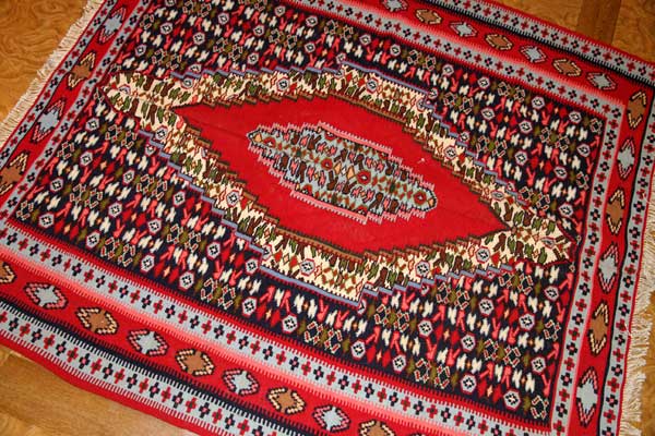 赤いキリムのアクセントラグセネ産地148000,サイズ：144x128ｃｍ（フサ含まず）