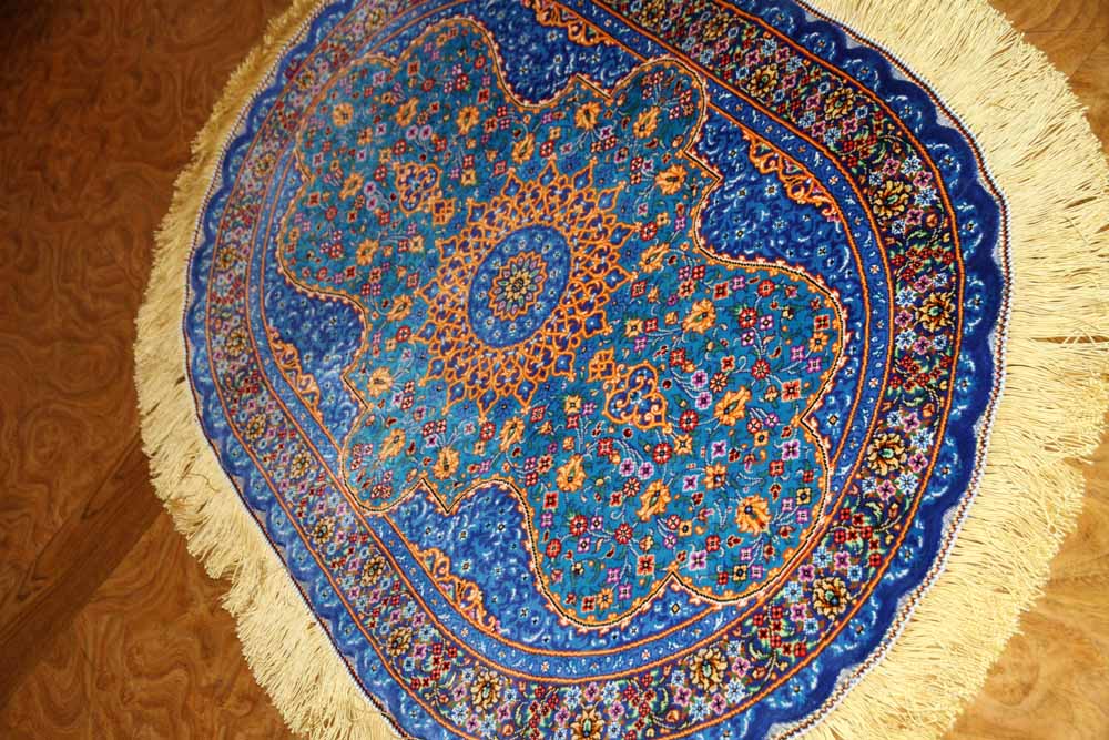 ペルシャ絨毯シルク珍しい楕円形高品質の綺麗な特別注文145952、サイズ：90x58 CM、